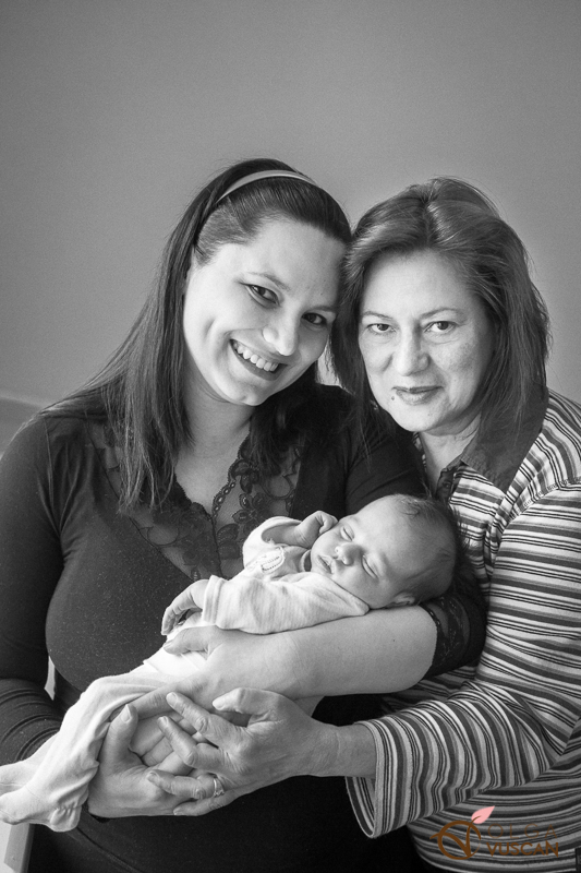 bunica,mama si bebelusul, fotografie de nou-nascut