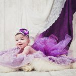 sedinta foto cu bebe pe culoarea mov_fotograf Olga Vuscan