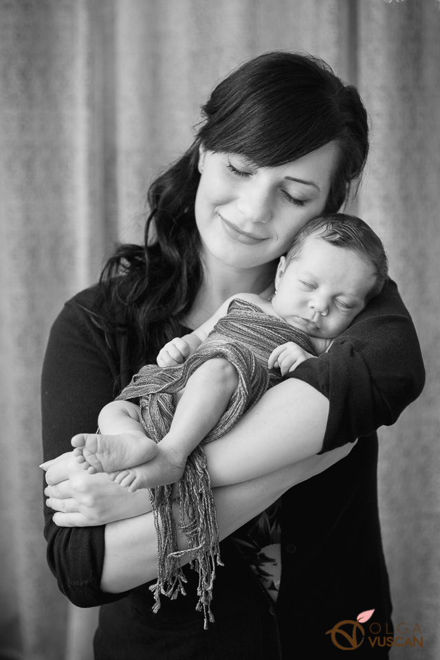 mama si fiica_fotografii de nou-nascut_Olga Vuscan
