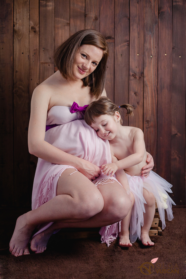 sedinta foto de maternitate cu o sora mai mare_fotograf Olga Vuscan