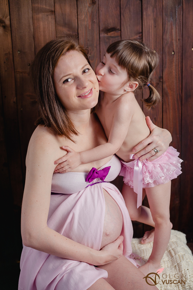 sedinta foto de maternitate cu inca un copil, mai mare_fotograf Olga Vuscan