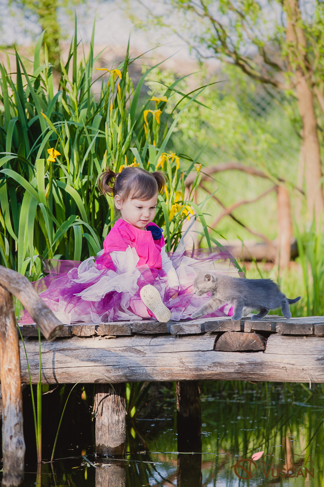 fetita cu pisica ei_fotografii copii_Olga Vuscan