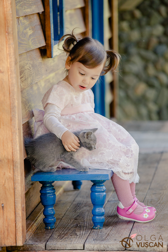 fetita cu pisica ei_fotografii copii_Olga Vuscan