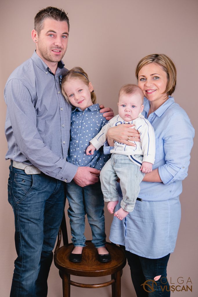 sedinta foto de familie in studio_fotograf copii Olga Vuscan