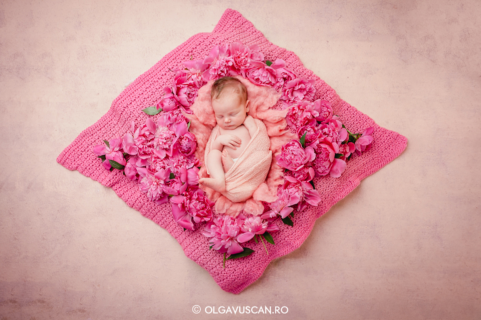 sedinta foto de fetita cu bujori_fotograf bebelusi Olga Vuscan