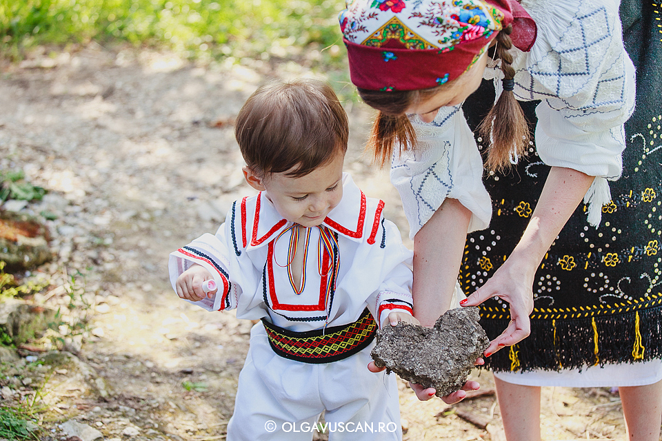 sedinta foto copii in costume nationale, sesiune foto Muzeul Satului Cluj, fotograf copii Cluj