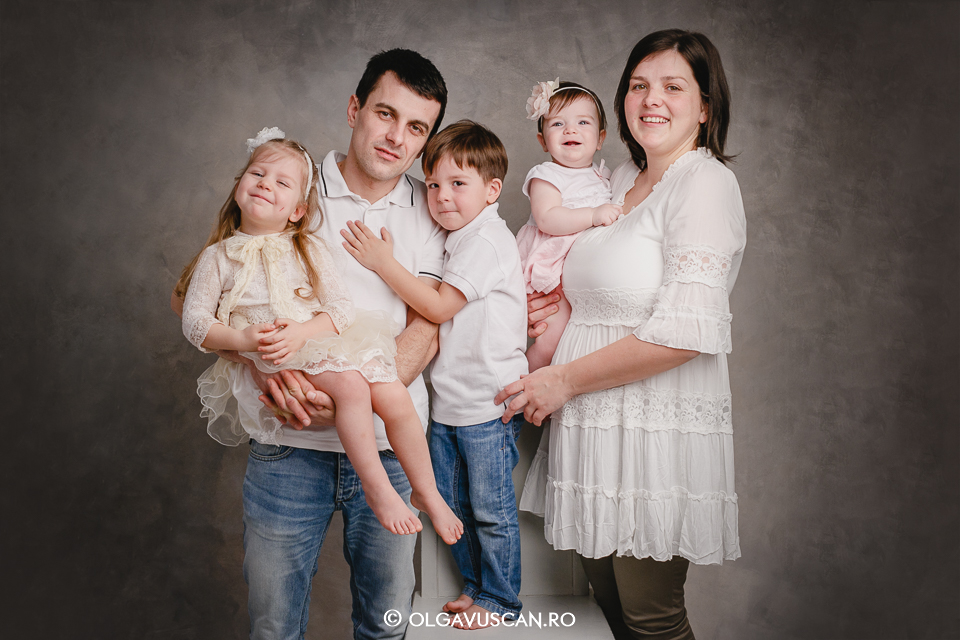 sedinta foto de familie, fotograf copii Cluj, poze copii studio, fetita 8 luni 