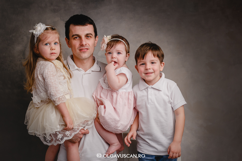 sedinta foto de familie, fotograf copii Cluj, poze copii studio, fetita 8 luni 