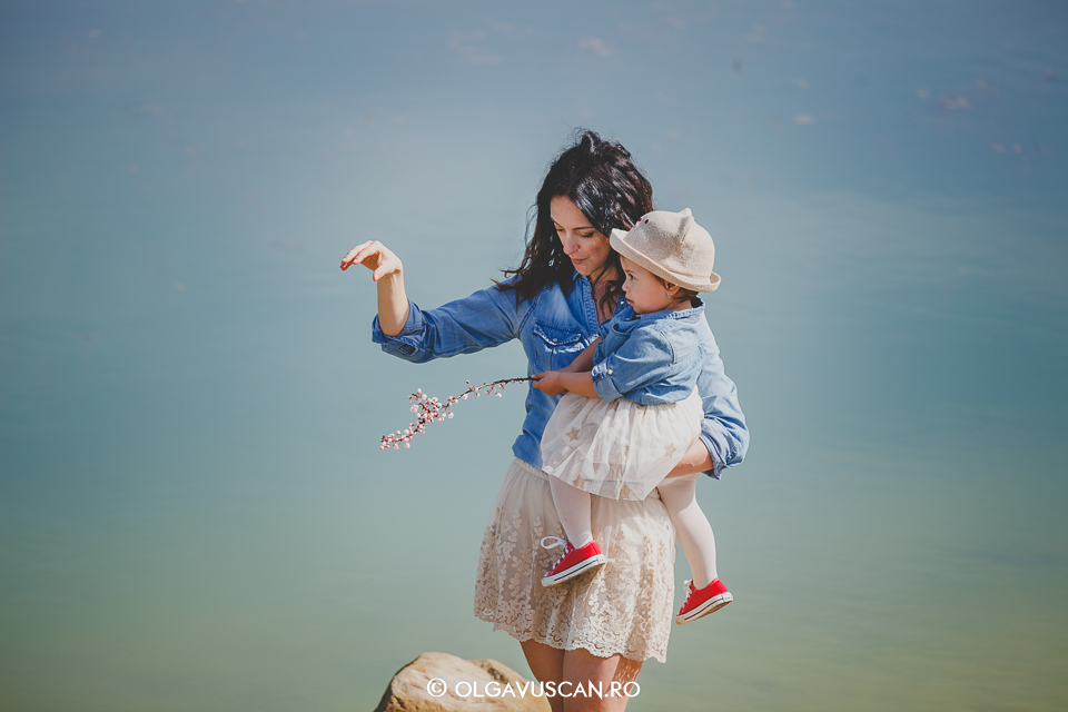 sedinta foto in natura la 2 ani, fotograf copii Cluj, Laguna Albastra Aghires